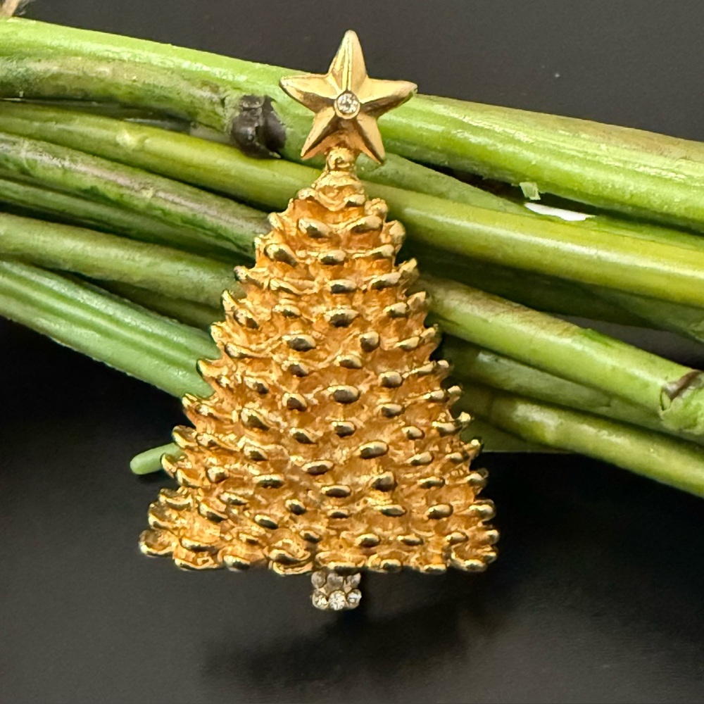 Vintage Unsigned Gold-tone Textured Christmas Tree with Rhinestones Brooch 17g.